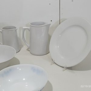 Set de 8 Piezas de Cerámica y Vidrio Blanco: Jarras, Platos y Bowls Decorados - imagen 4