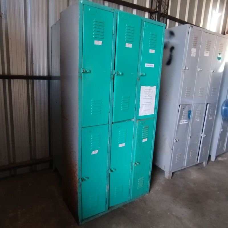 Almacén metálico de 6 puertas en verde - imagen 2