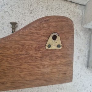 Perchero buena madera y ganchos bronce - imagen 4