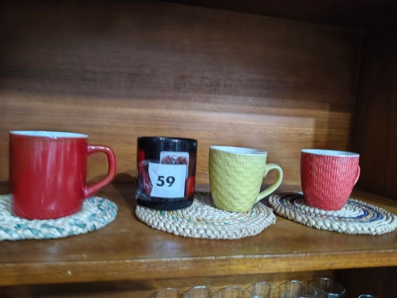 Tazas de Cerámica y Posavasos de Mimbre