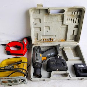 Lote anterior: Lote de Herramientas Eléctricas: Engrampadora, Caladora, Atornillador y Compresor de Pintar