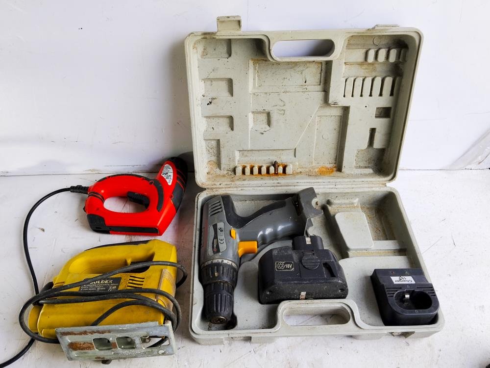 Lote de Herramientas Eléctricas: Engrampadora, Caladora, Atornillador y Compresor de Pintar