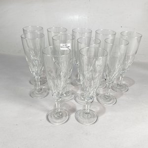 Lote siguiente: Juego de 9 Copas de Champagne Hialinas con Diseño Espiral