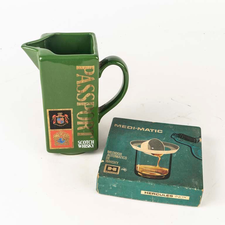 Jarra de Loza "Passport" y Medidor de Whisky Metálico Hercules