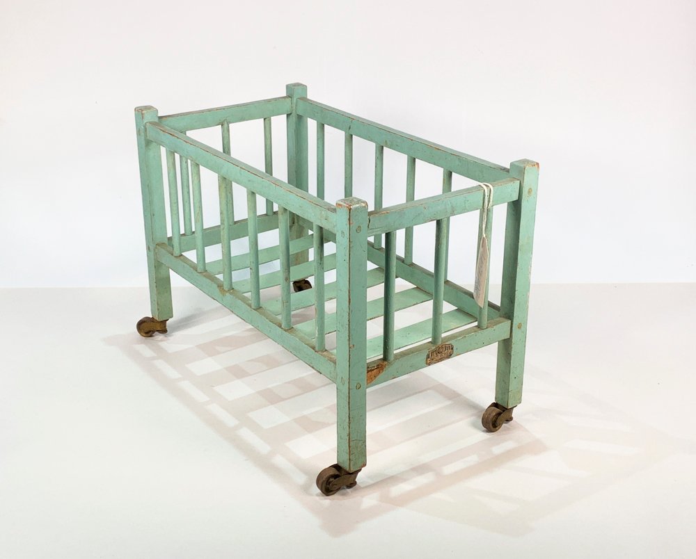 Lote siguiente: Cuna en madera color verde para muñecas
