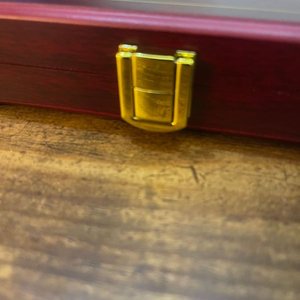 Elegante Estuche Chino para 12 Monedas Conmemorativas - Terciopelo Rojo y Herrajes Dorados - imagen 4