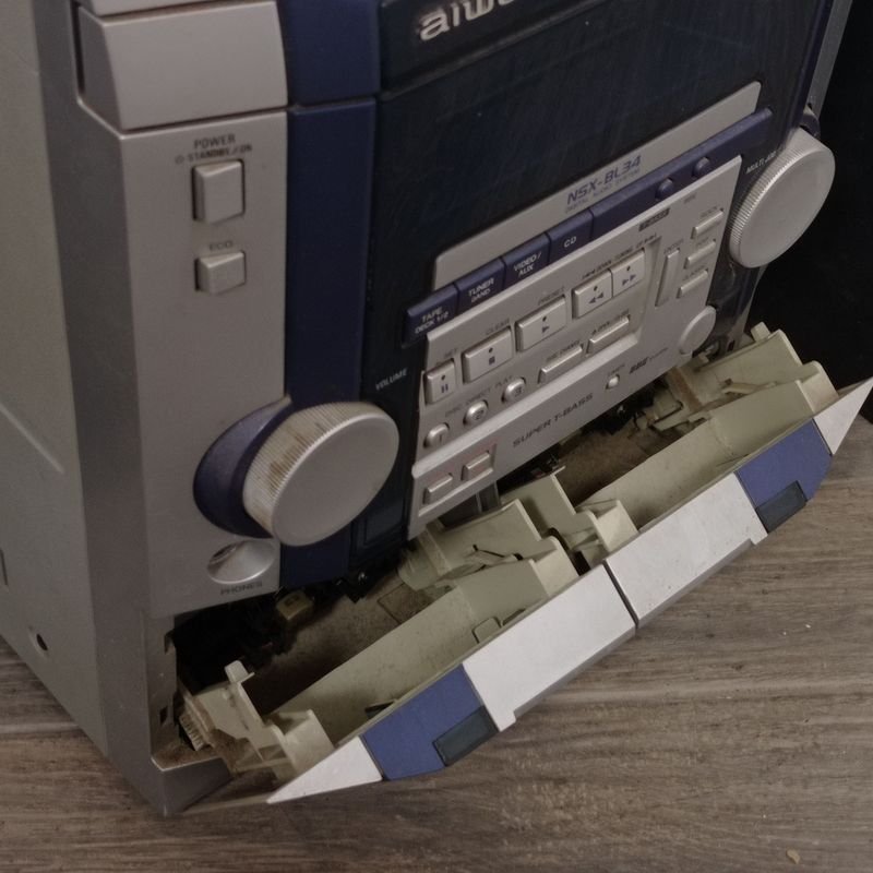 Equipo de música AIWA con CD y cassettes en buen estado - imagen 4