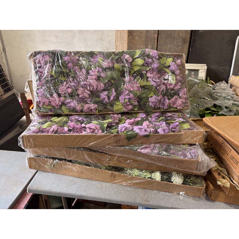 Lote siguiente: Flores artificiales en cajas de cartón