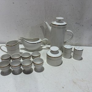 Lote siguiente: Juego de Loza Blanca con Borde Dorado: Teteras, Lecheras y Posa Huevos