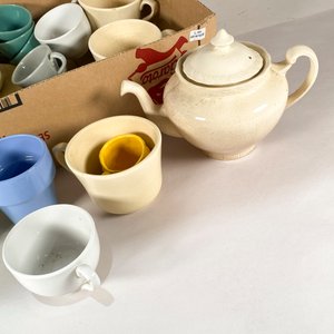 Lote de Tazas y Platos de Cerámica de Colores Variados - imagen 3