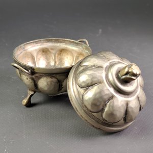 Azucarero de Plata Colonial Repujado con Asas y Tapa - imagen 4