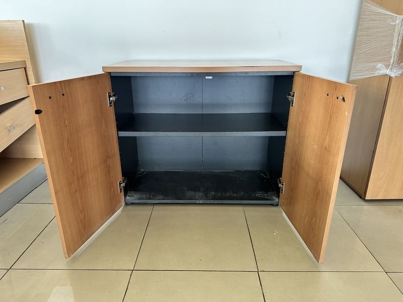 Lote anterior: Armario de madera con puertas y estantes