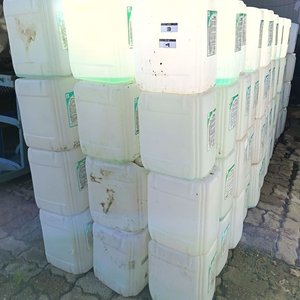 Lote siguiente: 80 Bidones de Plástico de 20lts. - En Buen Estado La Mayoría con Tapas