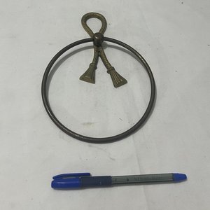 Lote siguiente: Toallero de Bronce con Detalle de Borlas
