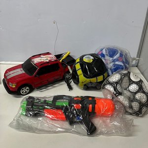 Camioneta Ford Explorer Sport Trac a Radio Control, Pistola de Agua y 3 Pelotas de Fútbol - imagen 1
