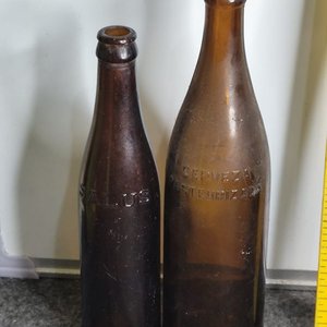 Dos Botellas de Vidrio Marrón "Salus" Uruguay - imagen 2