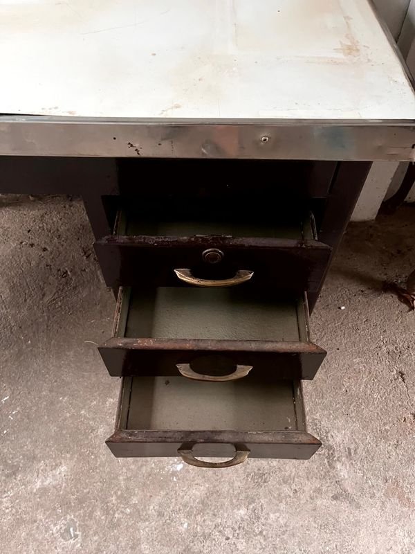 Antiguo Escritorio de Oficina en Estructura Metálica con Tres Cajones Laterales con Tiradores Metálicos - imagen 5