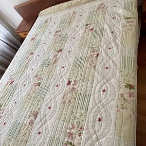 Colcha Reversible Dos Plazas Estilo Patchwork Floral y Rayas - imagen 2
