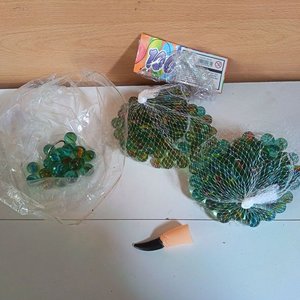 Lote siguiente: Par de Bolsas de Bolillas de Vidrio de Colores
