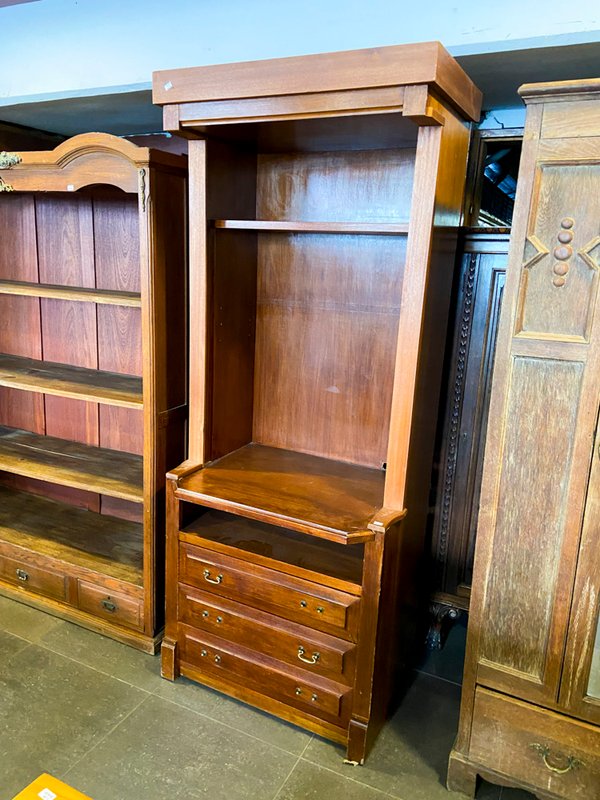 Estantería de madera con cajones y detalles ornamentales - imagen 1