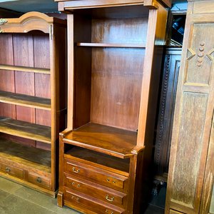 Estantería de madera con cajones y detalles ornamentales - imagen 1