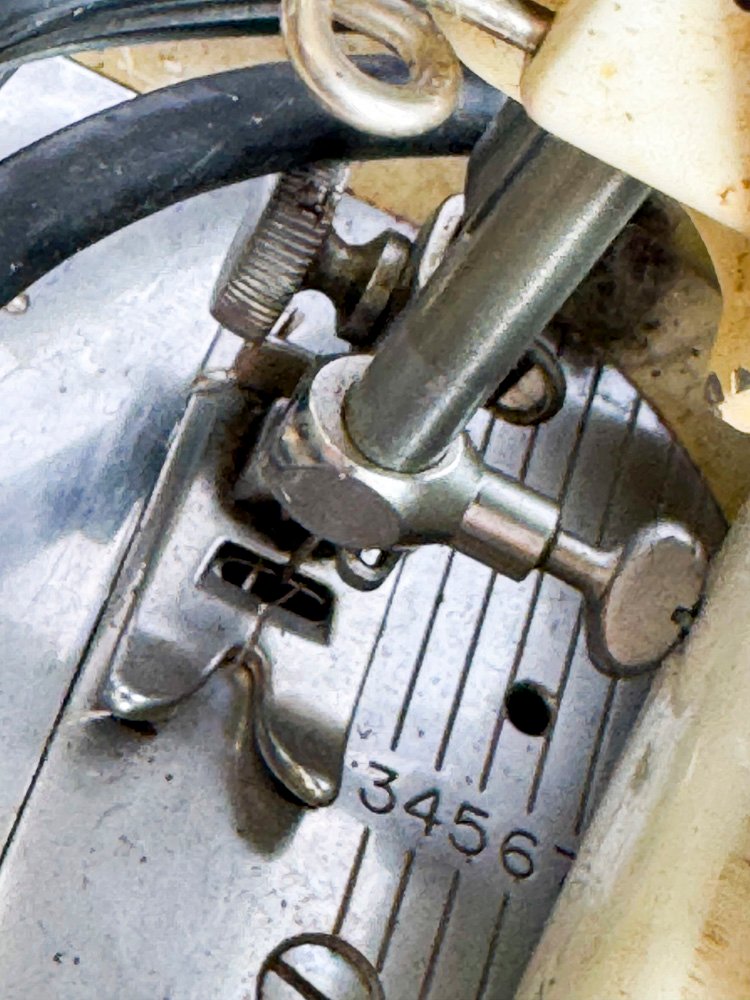 Maquina de coser Singer con llaves en estuche - imagen 5