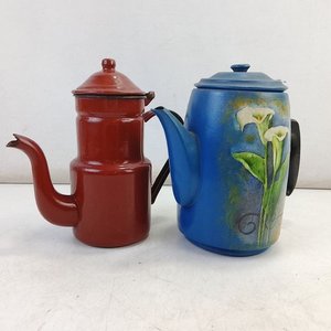 Lote siguiente: Conjunto de 2 Cafeteras Antiguas Esmaltadas: Azul con Calas y Roja