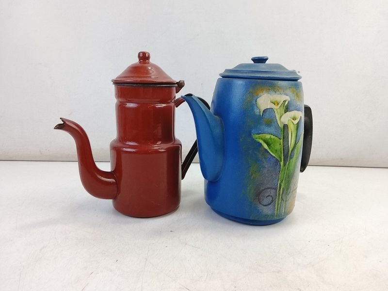 Conjunto de 2 Cafeteras Antiguas Esmaltadas: Azul con Calas y Roja