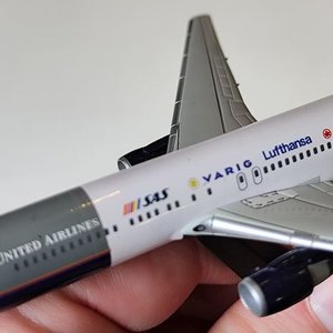 Maqueta Avión Boeing 767-322 United Airlines Escala 1/400 con Base y Accesorios - imagen 2