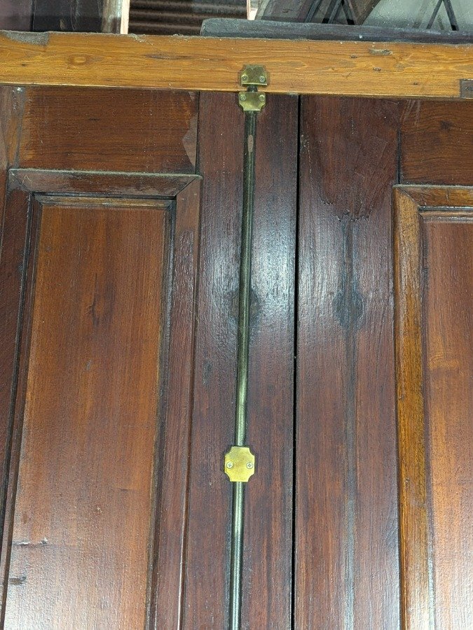 Puerta antigua de frente con panelado de cedro y llaves - imagen 9