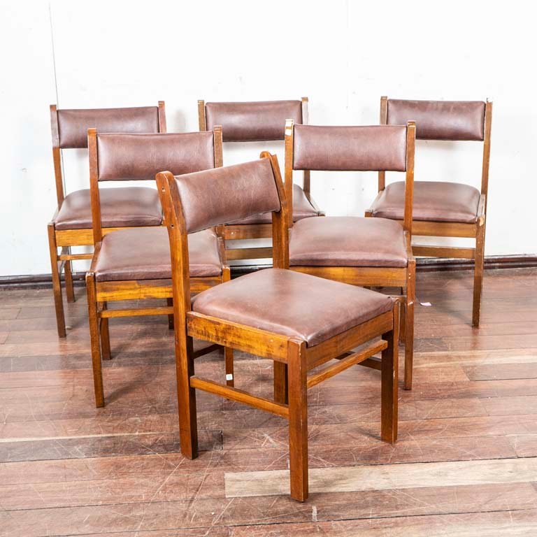Lote anterior: Sillas de madera tapizadas en cuerina, Delfino Alvarez