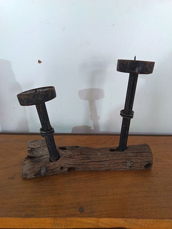 Candelabro Rústico de Madera y Metal con Dos Portavelas