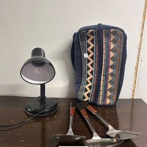 Lote siguiente: Lámpara de escritorio negra, matera estampada y set de espátulas