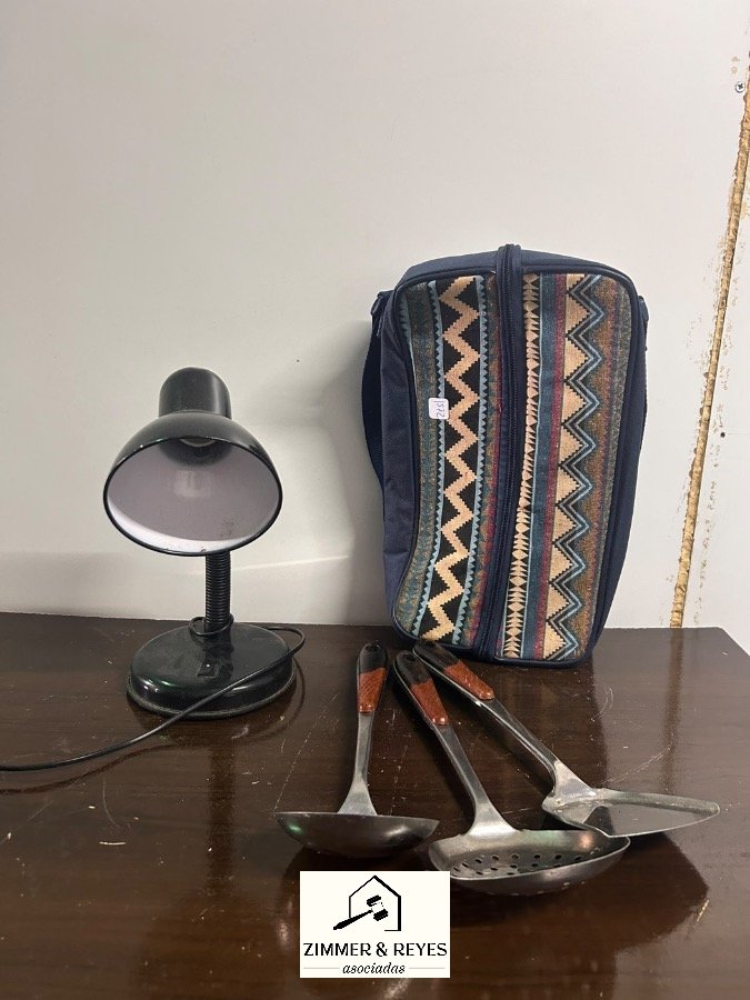 Lámpara de escritorio negra, matera estampada y set de espátulas