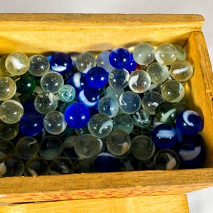 Caja de madera antigua con bolitas de vidrio de colección - imagen 2
