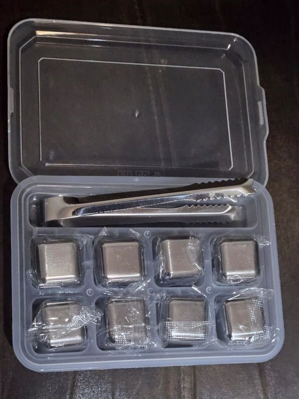 Cubos de metal para tomar whiskys o licores sin adulterar su gusto - imagen 1