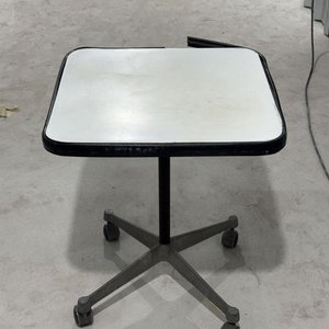 Mesa Auxiliar Cuadrangular con Ruedas y Tapa Blanca - imagen 1