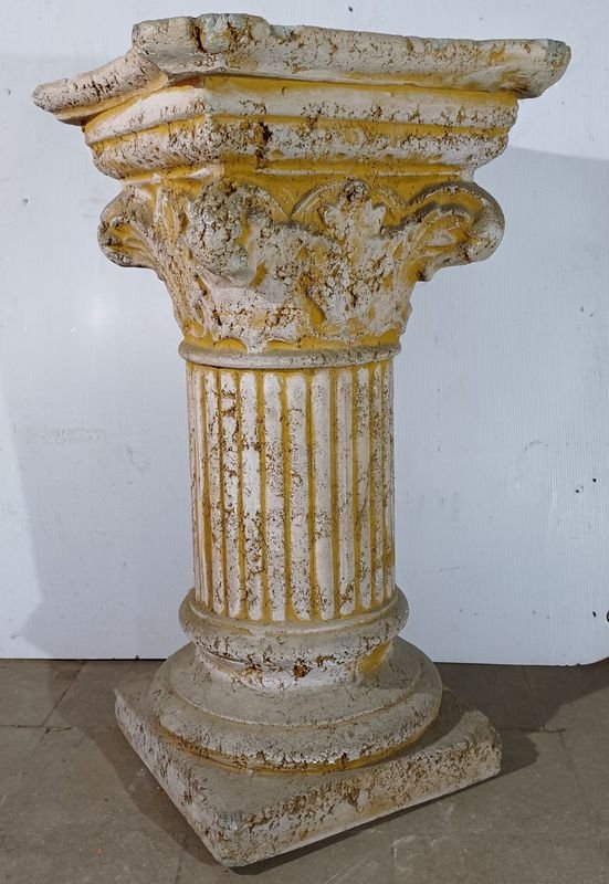 Lote siguiente: Pedestal griego decorativo en concreto y pintura