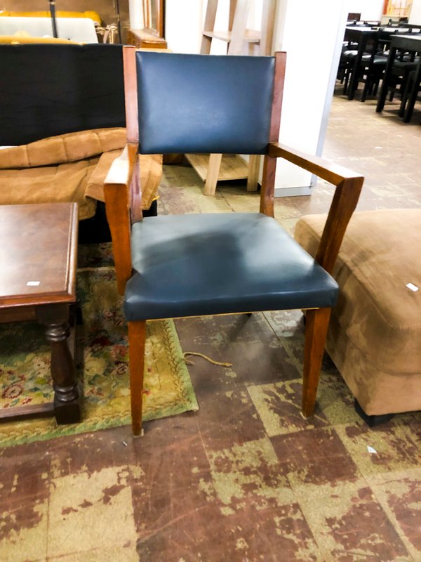 Sillón de Madera y Cuero Negro