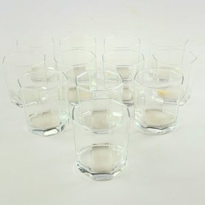 Lote siguiente: Doce vasos hialinos facetados para whisky