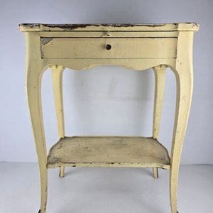 Mesa Auxiliar Francesa Estilo Luis XV con Detalles en Bronce - imagen 2