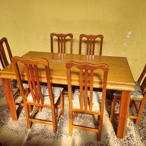 Lote anterior: Juego de Comedor Moderno: Mesa Rectangular y 6 Sillas con Respaldo de Madera y Tapizado Geométrico