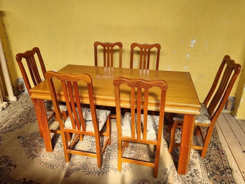 Juego de Comedor Moderno: Mesa Rectangular y 6 Sillas con Respaldo de Madera y Tapizado Geométrico