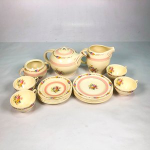 Juego de Porcelana Inglesa Beige Floral con Guarda Rosada: Tetera, Lechera, Azucarero, Platos y Tazas (18 Piezas) - imagen 1