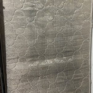 Lote anterior: Colchón de una plaza con detalles de uso