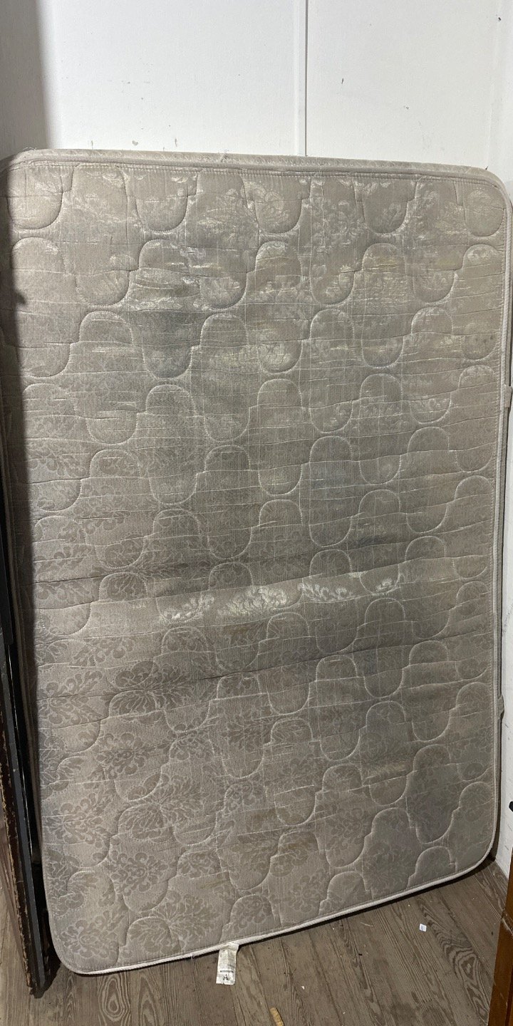 Colchón de una plaza con detalles de uso