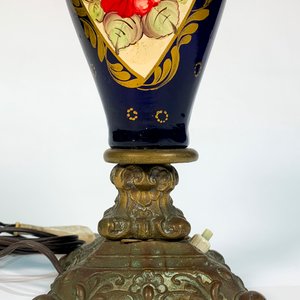 Lámpara de Mesa Antigua Ánfora en Cerámica Azul y Bronce con Decoración Floral - imagen 2