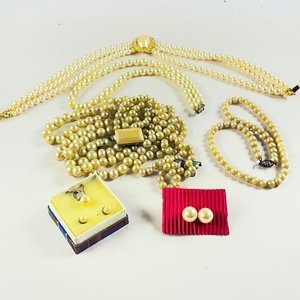 Lote siguiente: Lote de 6 Piezas de Bisutería: Collares y Aretes de Perlas Sintéticas