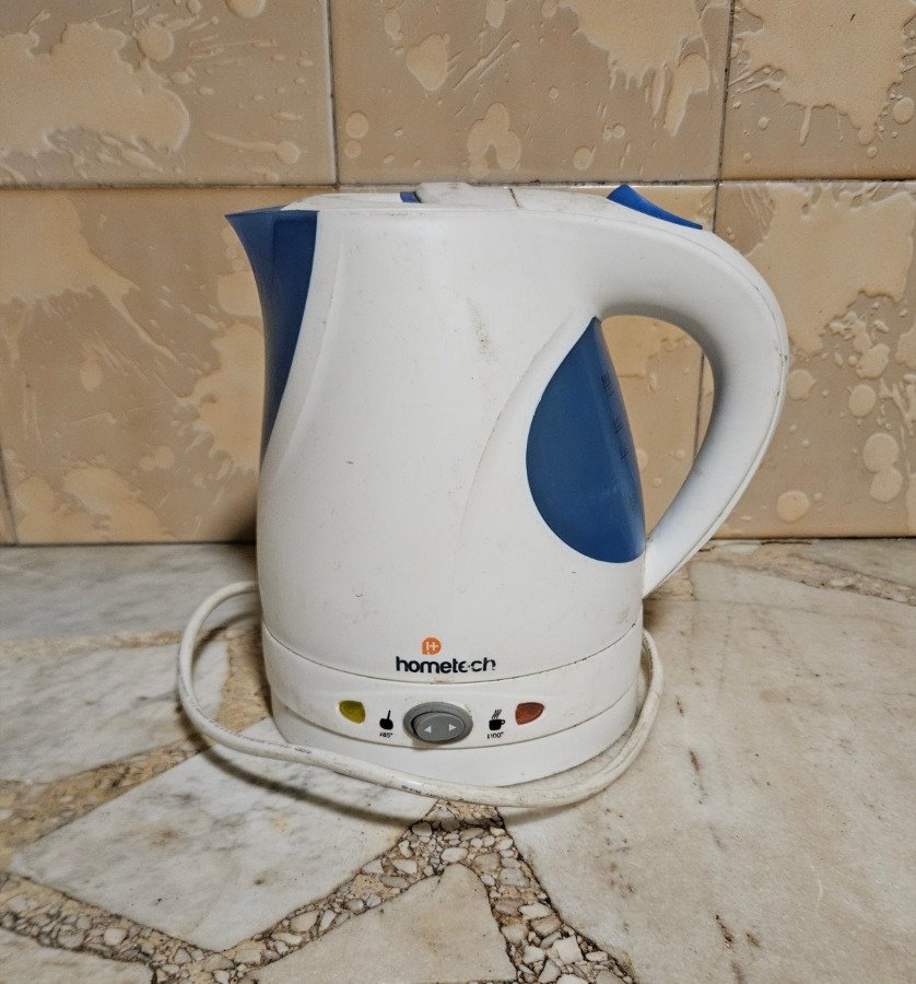 Jarra Eléctrica Hometech Blanca y Azul