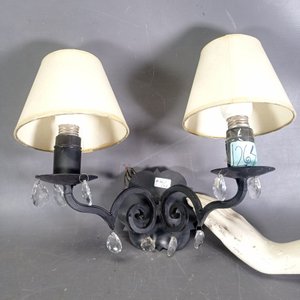 Aplique de Hierro Forjado con Dos Luces, Pantallas y Caireles - imagen 4
